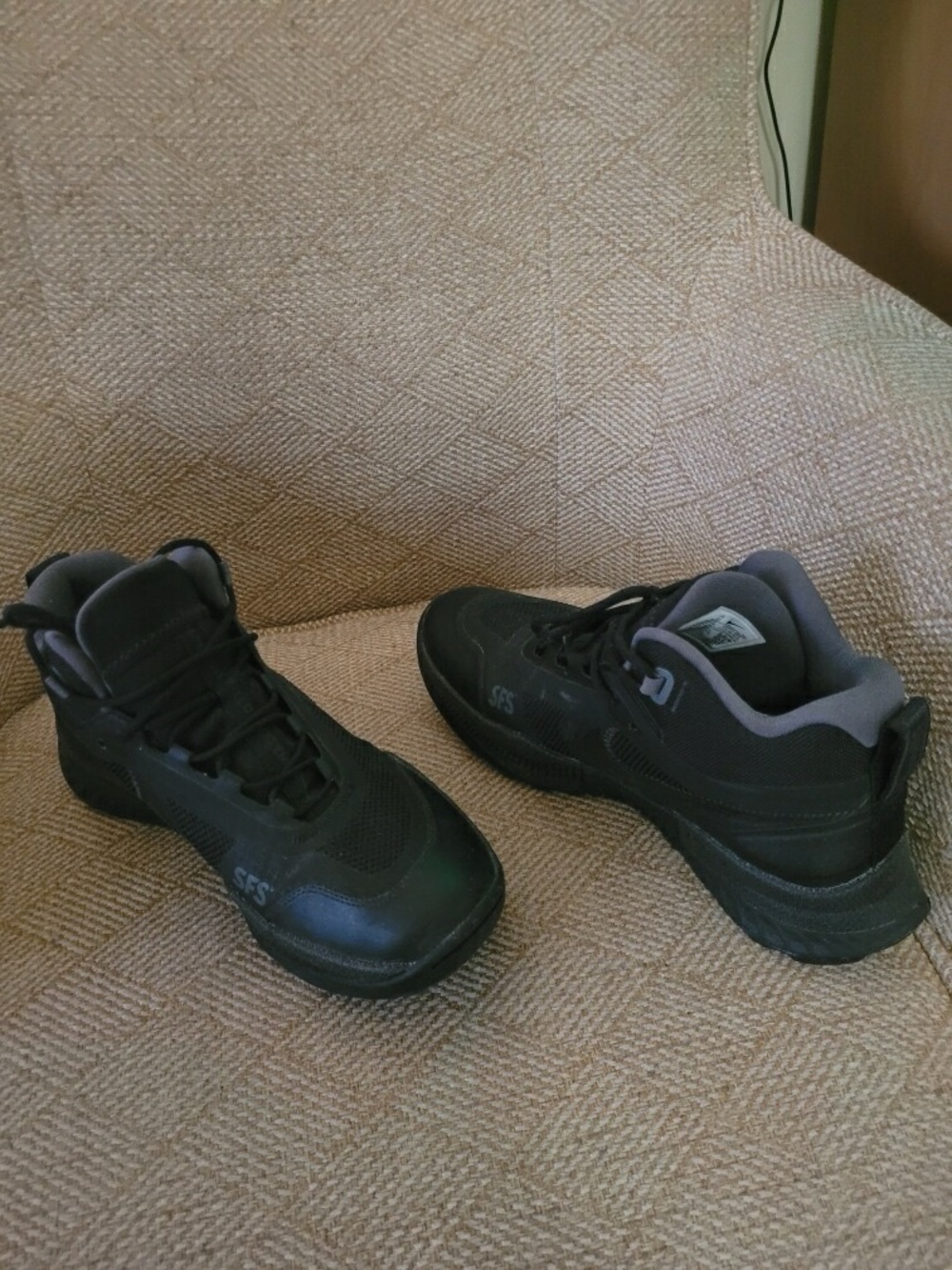 Nike Men's Black and Gray Athletic Shoes